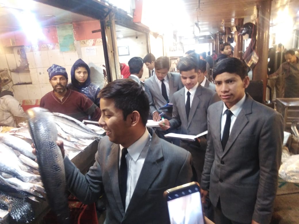 allied college student visits fish-market-Elante mall